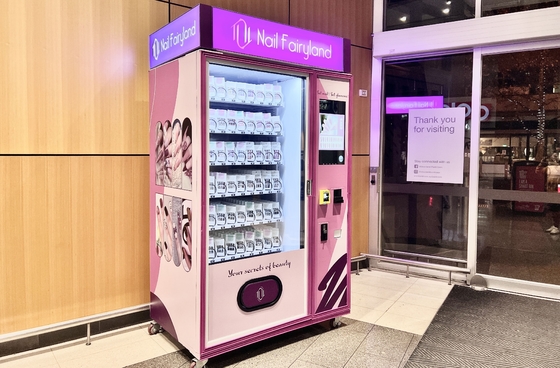 Large Capacity Eyelash Cosmetics Vending Machine Beauty With Advertising Screen In The Shopping Mall