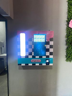 Wall-Mounted Self Service Vending Machines For Apartment Complexes , Universities