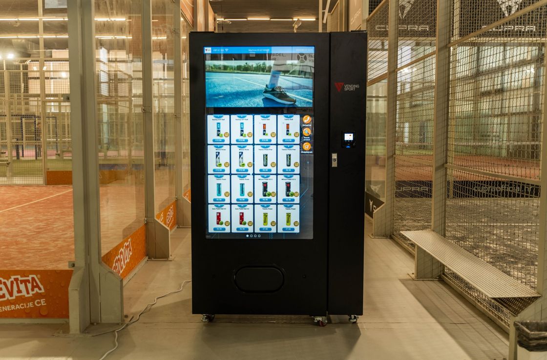 110V/220V-240V Snack Food Vending Machine With Cooling System 3-20C And High Capacity