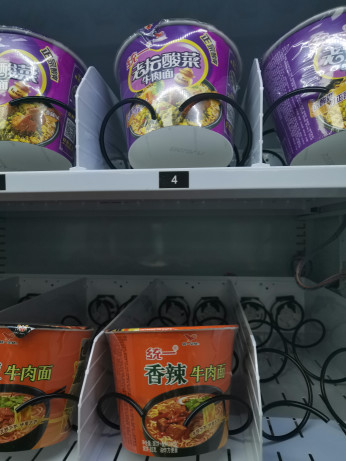 Instant Noodles Snack Food Vending Machine With Hot Water Supply cup noodle vending machine hot water vending machine