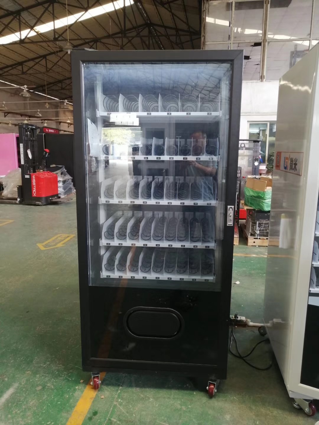 Coin Operated Automatic Snacks Vending Machine For sale LED Lighting