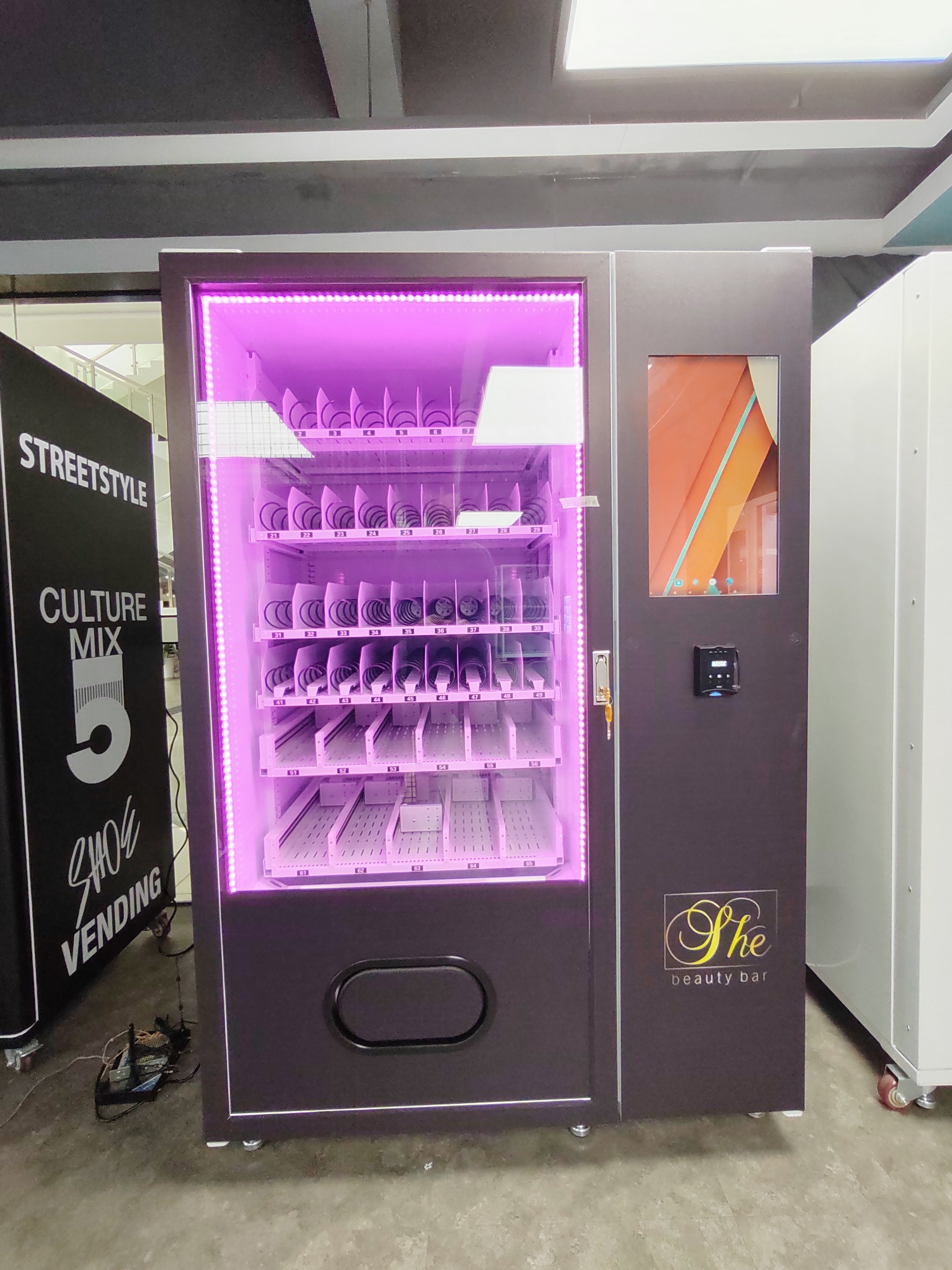 22'' Touch Screen Eyelash Vending Machine For Shopping Mall