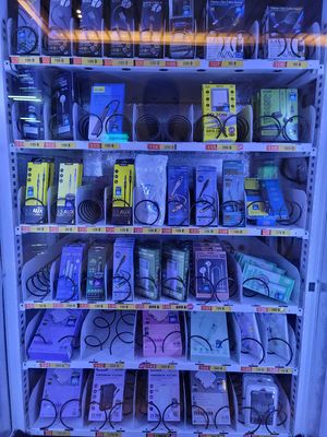 32 Inch Touch Screen Transparent Locker Vending Machine For Boosting Sales Multi-buy Discounts And Upsell Recommendations